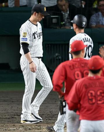 広島に敗れ、ベンチを出てあいさつに向かう藤川監督（左）＝撮影・山口登
