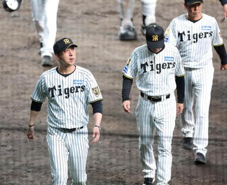 ファンへのあいさつを終えて引き揚げる藤川監督（左）＝撮影・立川洋一郎