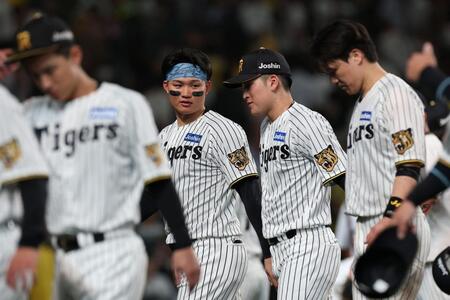 広島に敗れ引き揚げる森下らナイン（撮影・西田忠信）