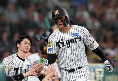 ９回、ソロを放ちベンチ前で迎えられる森下（撮影・西田忠信）