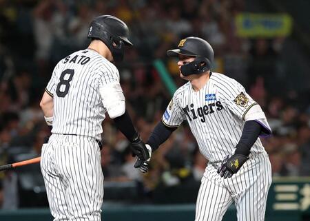 ９回、ソロを放ち佐藤輝（左）に迎えられる森下（撮影・西田忠信）