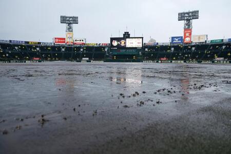 １７時頃、雨でぬかるんだグラウンド（撮影・西田忠信）