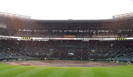 試合前、雨が降り続きグラインドに水がたまる甲子園（撮影・山口登）
