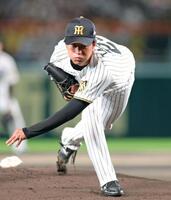 広島打線を相手に力投する高橋（撮影・立川洋一郎）
