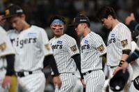 広島に敗れ引き揚げる森下らナイン（撮影・西田忠信）