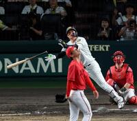 ９回、中越えにソロを放つ森下（投手・森浦、捕手・持丸）＝撮影・山口登