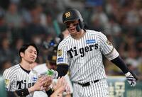 ９回、ソロを放ちベンチ前で迎えられる森下（撮影・西田忠信）