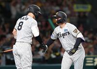 ９回、ソロを放ち佐藤輝（左）に迎えられる森下（撮影・西田忠信）