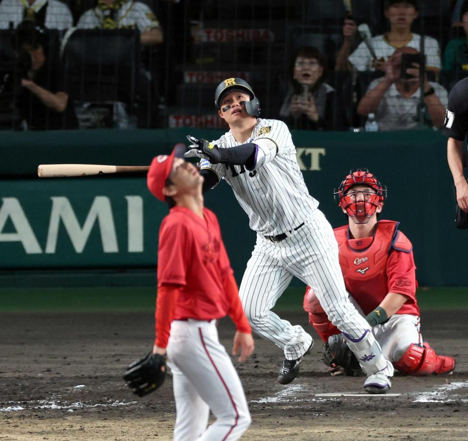 　９回、ソロを放つ森下。投手森浦（撮影・山口登）
