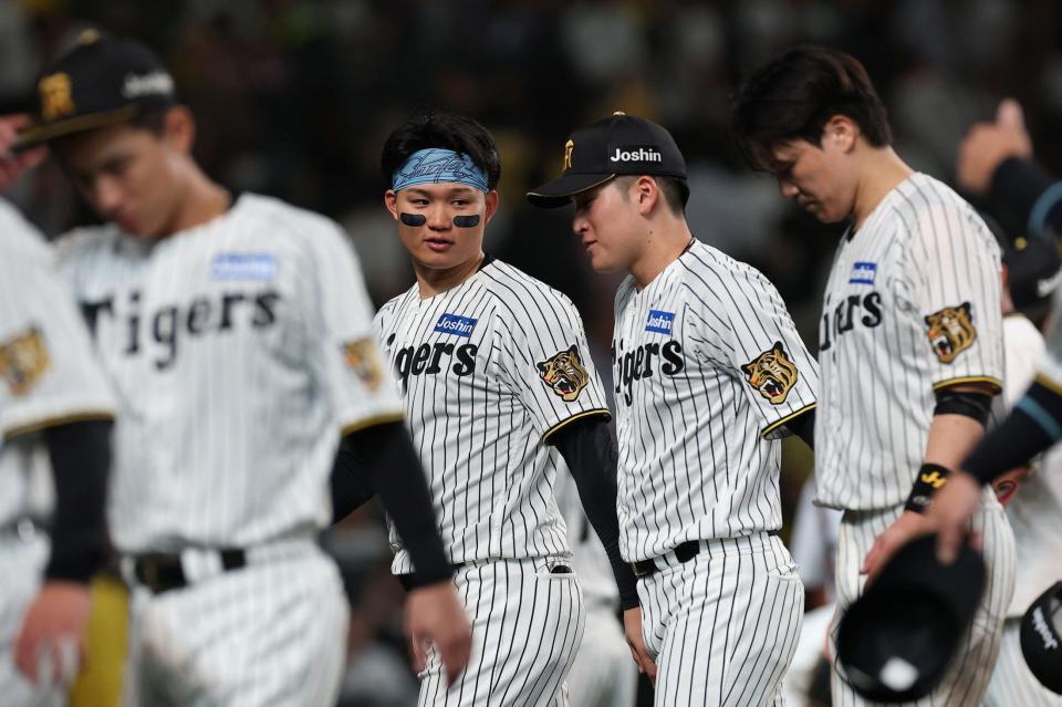 広島に敗れ引き揚げる森下らナイン（撮影・西田忠信）