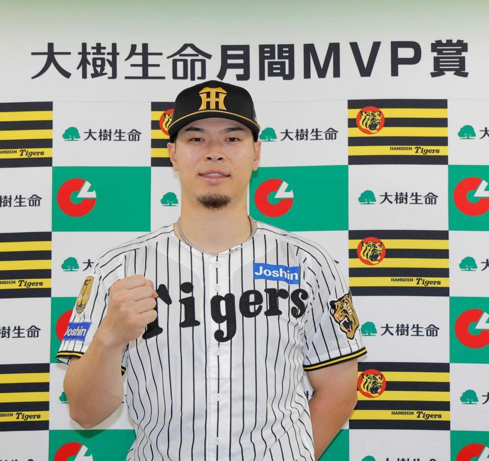 　８月度の大樹生命月間ＭＶＰ賞を受賞した佐藤輝（撮影・西田忠信）