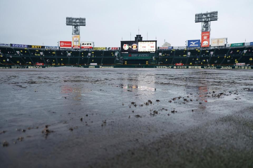 １７時頃、雨でぬかるんだグラウンド（撮影・西田忠信）