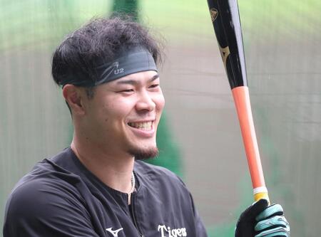 笑顔を見せる佐藤輝（撮影・西田忠信）