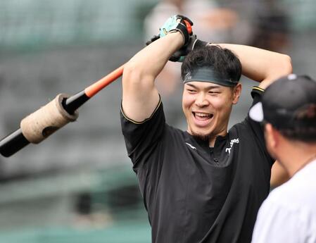 バットを掲げ笑顔を見せる佐藤輝（撮影・田中太一）