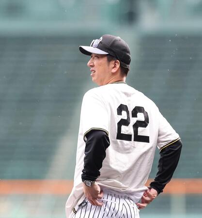 グラウンドを引き揚げる藤川監督（撮影・西田忠信）