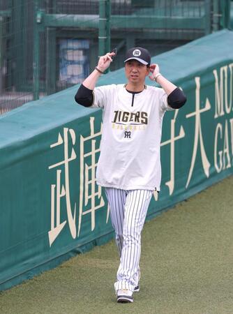グラウンド入りする藤川監督（撮影・立川洋一郎）