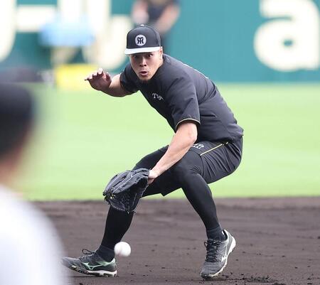 １０日、試合に備えてノックを受ける佐藤輝