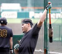 打撃練習に臨む阪神・佐藤輝明＝甲子園（撮影・西田忠信）