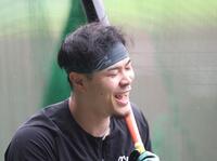 打撃練習の合間に笑顔を見せる阪神・佐藤輝明＝甲子園（撮影・西田忠信）