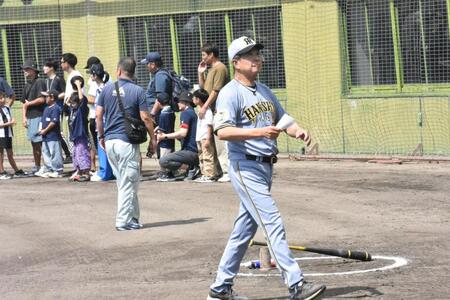 メンバー表交換を終えた平田２軍監督