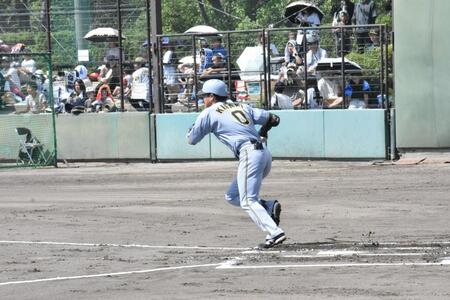 初回、適時打を放つ木浪
