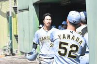 木浪の適時打で生還した岡城