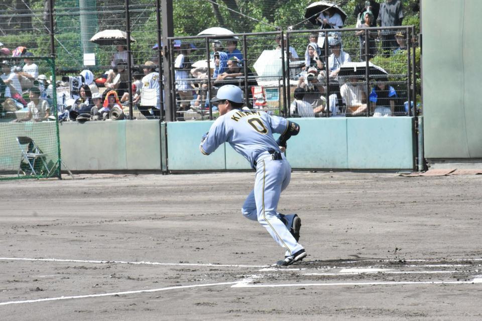 初回、適時打を放つ木浪