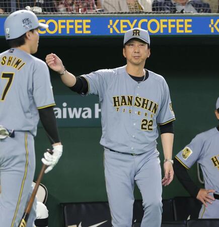 八回、代打を告げる藤川監督（撮影・西岡正）