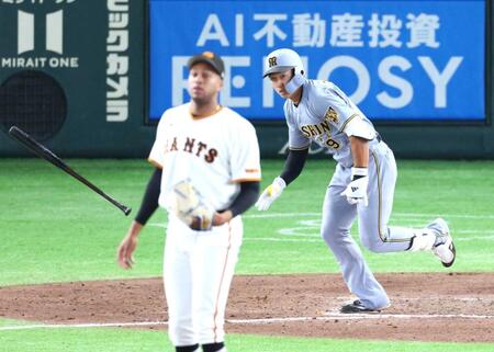 　９回、中前打を放つ立石。投手マルティネス（撮影・金田祐二）　