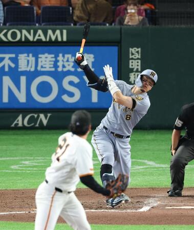 ７回、空振り三振に倒れる佐藤輝（撮影・金田祐二）