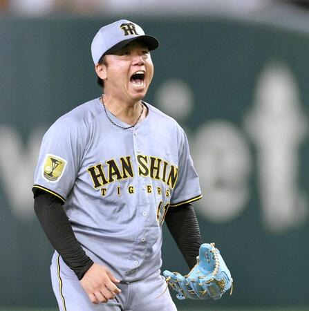 　５回、ダルベックを三振に仕留め、ほえる村上（撮影・田中太一）