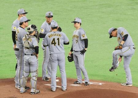 ２回、村上のもとへ集まるナイン（撮影・佐々木彰尚）