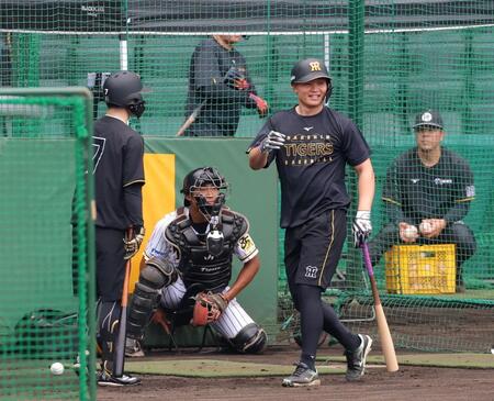 フリー打撃を終えて笑顔を見せる森下（撮影・立川洋一郎）