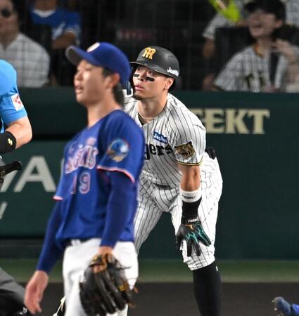 ２回、右翼線への打球を見つめる佐藤輝（撮影・飯室逸平）