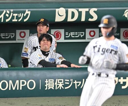 ９回、坂本が凡退し、悔しさをにじませる才木（撮影・飯室逸平）