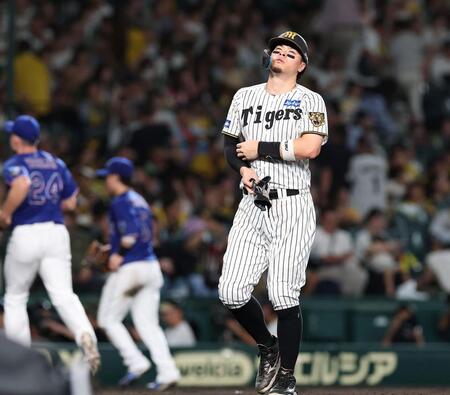 ９回の攻撃が無得点に終わり、悔しそうにベンチに戻る佐藤輝（撮影・西田忠信）
