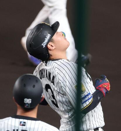 ９回、空振り三振に倒れ天を仰ぐ大山（撮影・立川洋一郎）
