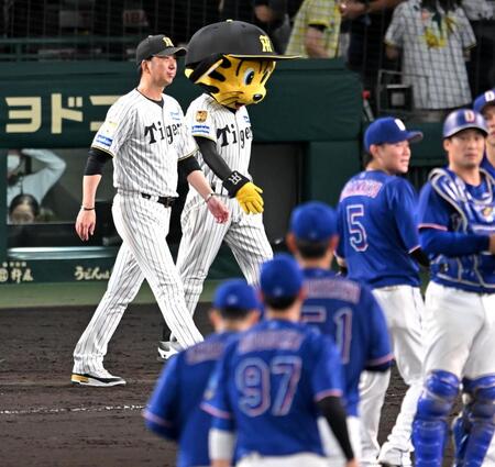 ファンにあいさつに向かう藤川監督（撮影・飯室逸平）