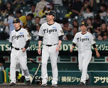 中日に敗れ、ファンにあいさつに向かう藤川監督（中央）＝撮影・山口登