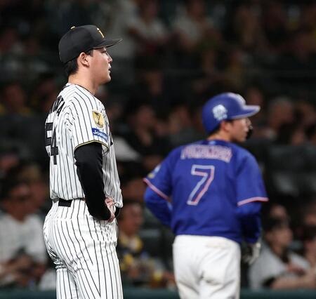 １１回、細川の適時二塁打で福永（右）の生還を許した木下（撮影・西田忠信）