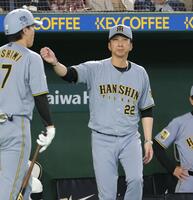 八回、代打を告げる藤川監督（撮影・西岡正）