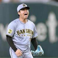 　５回、ダルベックを三振に仕留め、ほえる村上（撮影・田中太一）