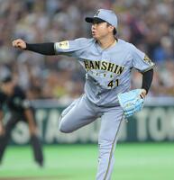 巨人打線を相手に力投する村上（撮影・西岡正）