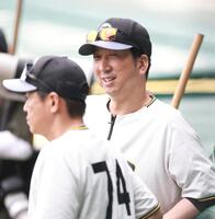 明るい表情で練習を見る藤川監督（撮影・西田忠信）
