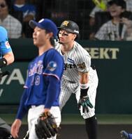 ２回、右翼線への打球を見つめる佐藤輝（撮影・飯室逸平）