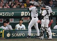 １１回、ベンチで厳しい表情の藤川監督（撮影・飯室逸平）