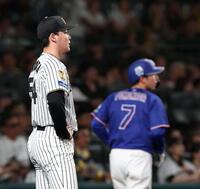 １１回、細川の適時二塁打で福永（右）の生還を許した木下（撮影・西田忠信）