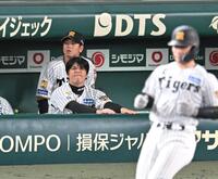 ９回、坂本が凡退し、悔しさをにじませる才木（撮影・飯室逸平）