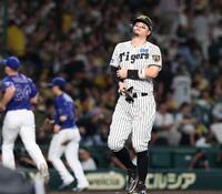 ９回の攻撃が無得点に終わり、悔しそうにベンチに戻る佐藤輝（撮影・西田忠信）