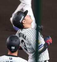 ９回、空振り三振に倒れ天を仰ぐ大山（撮影・立川洋一郎）